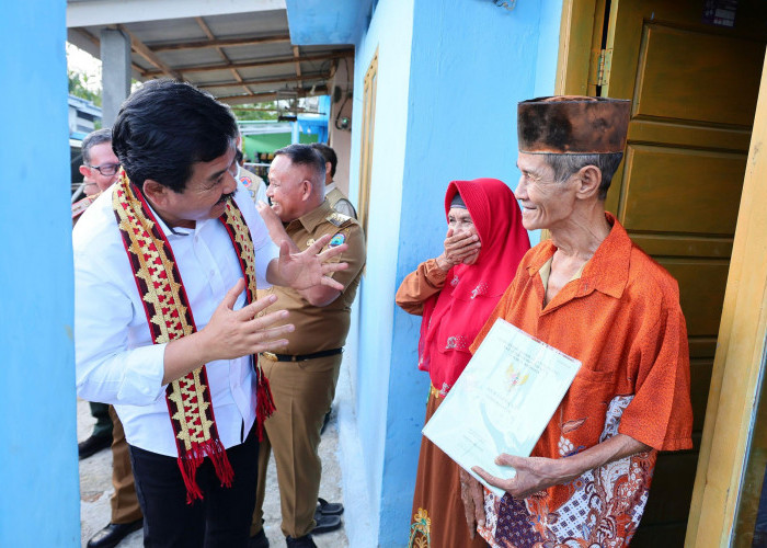 Menteri ATR/ BPN Serahkan Sertifikat Tanah Untuk Korban Tsunami Selat Sunda 