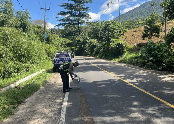 Satlantas Polres Tanggamus Cepat Tangani Tumpahan Solar di Jalinbar Batu Keramat