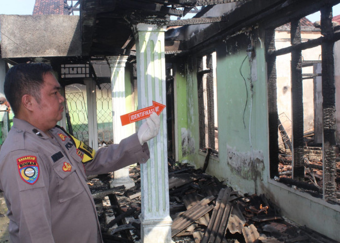 Dipicu Korsleting Saat Cas HP, Rumah Warga di Pekon Wates Ludes Terbakar