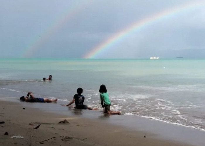 Pantai Pasesekh Khikit Tanggamus, Lampung, Pantai Dengan Keindahan Yang Memesona