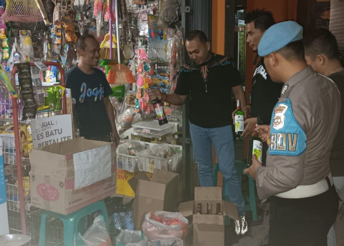 Polisi Razia, Ratusan Botol Miras Diamankan Dari Sejumlah Warung Kecil di Pringsewu