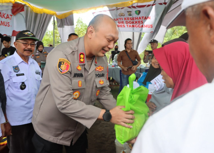 Bantu Warga, Polres Tanggamus Gelar Pemerikasaan Kesehatan Gratis dan Bagikan Paket Sembako 