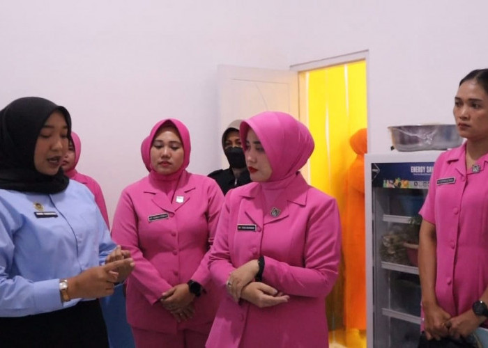 Ketua Bhayangkari Cabang Tanggamus Kunjungi Dapur SPPG di Pekon Tekad