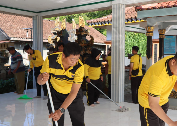 Sambut Hari Bhayangkara ke-80, Polres Tanggamus Bersihkan Tempat Ibadah Secara Serentak