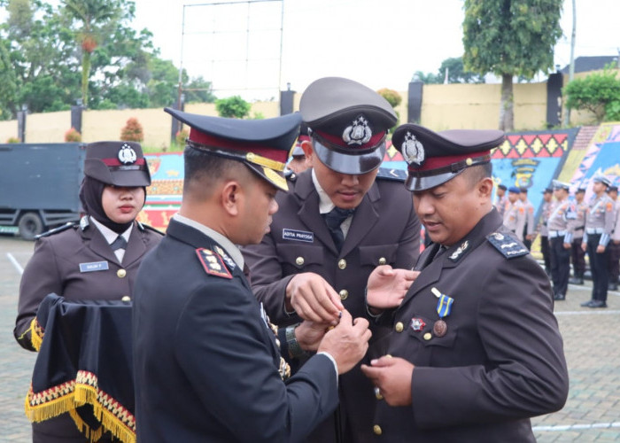 9 Personel Polres Tanggamus Terima Satyalencana Pengabdian dari Presiden Prabowo