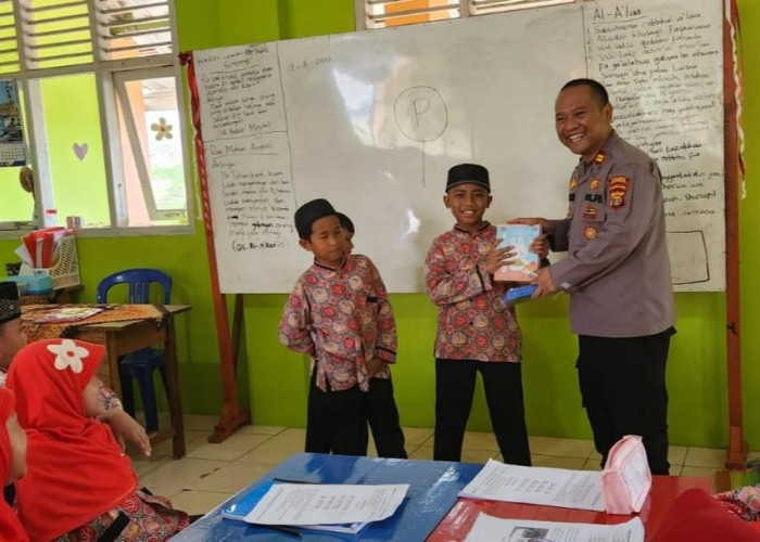 Kunjungi SDIT Cahaya Madani, Polisi Seragam Lengkap Berikan Motivasi