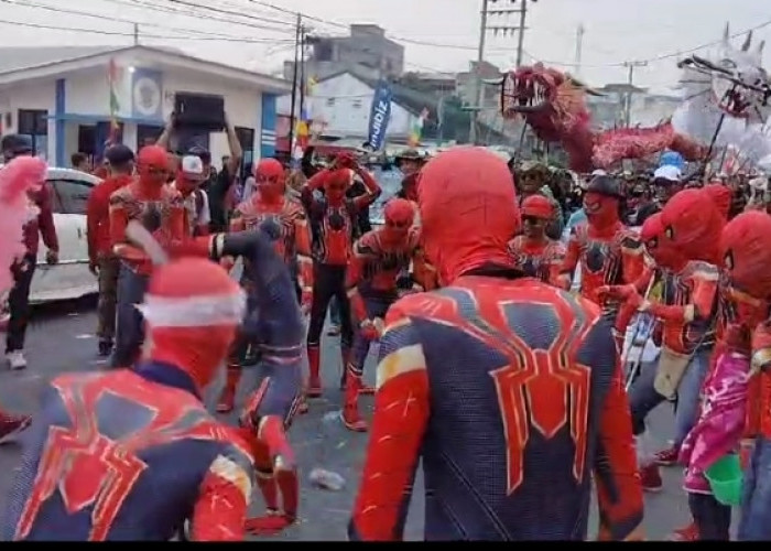 Hadir di Pawai Akbar HUT RI ke 79, Pj Bupati Disuguhi Atraksi Spiderman 