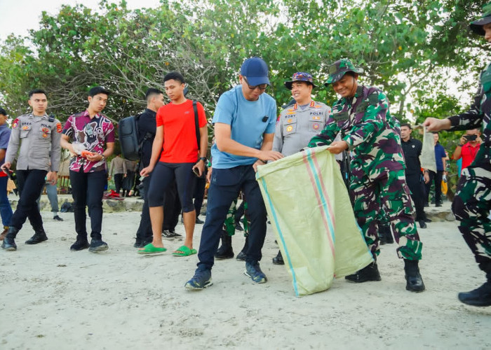 Dihadiri Pangdam, Gubernur Mirza Pimpin Gerakan Radin Inten ASRI di Pantai Pasir Putih 