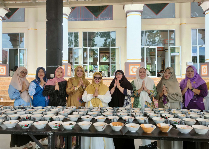 Demi Mencari Rido Allah, Hj.Siti Mahmudah dan Relawan Siapkan Makanan Bagi Jamaah  di Masjid Islamic Center 