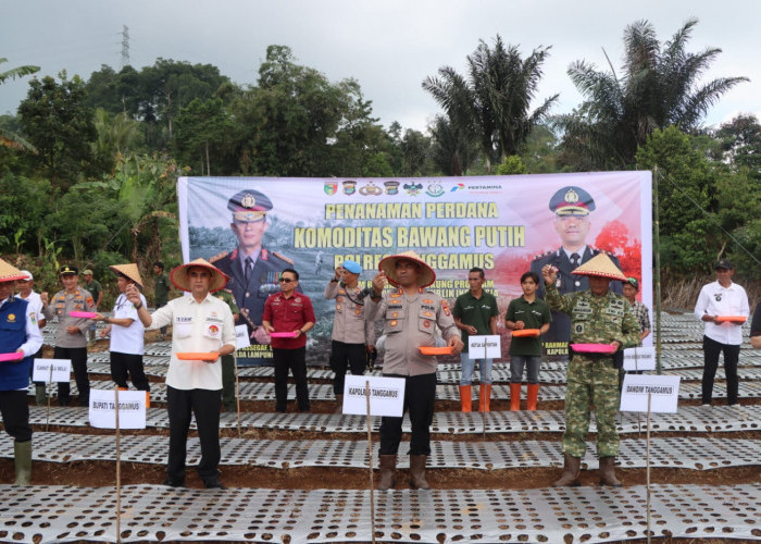 Polres Tanggamus Tanam Perdana Bawang Putih di Ulu Belu