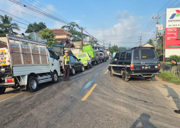 Antrean BBM Picu Kepadatan di Jalinbar, Satlantas Tanggamus Turunkan Tim Urai
