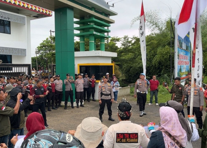 Demo di DPRD dan Kejari Pringsewu, LSM Trinusa Desak Usut Dugaan Penyalahgunaan Anggaran Setwan