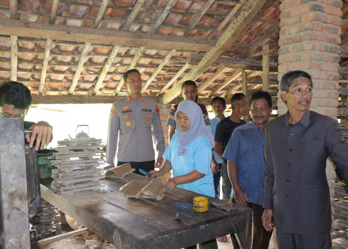 Kesulitan Bahan Baku, 300 Industri Genteng di Pringsewu Terancam Gulung Tikar, Kapolres Siap Bantu