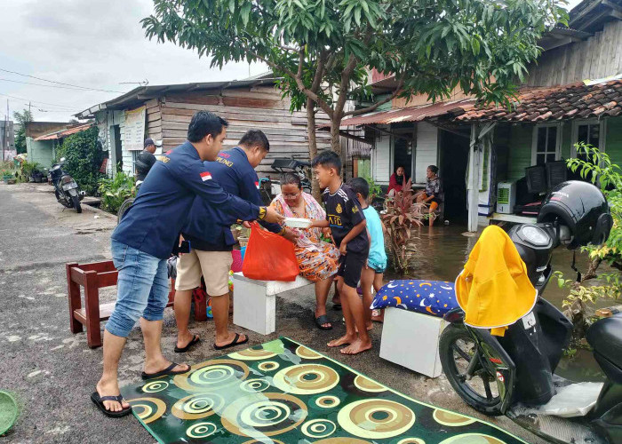 IWO Lampung Bagikan Ratusan Nasi Kotak Untuk Korban Terdampak Banjir di Bandar Lampung