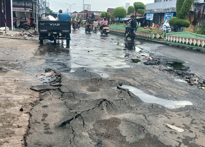 Jalan Merdeka di Kota Agung Rusak Parah, Butuh Perhatian Pemda