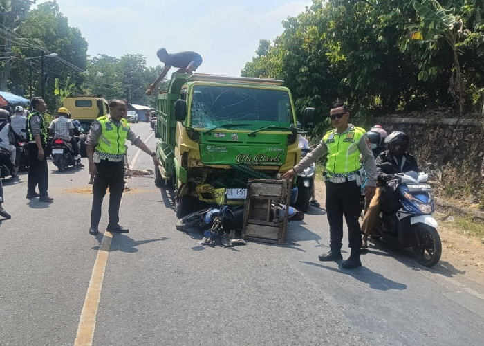 Nyalip di Tikungan, Pemotor Asal Tanggamus Tewas Tabrak Truk Pasir di Jalinbar Pringsewu