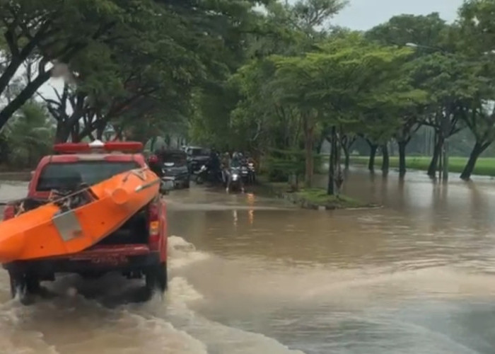 Jalur Dua Area Ngruput menuju Perkantoran Pemkab Pringsewu Terendam Banjir, Kendaran Ceper Tak Berani Melintas