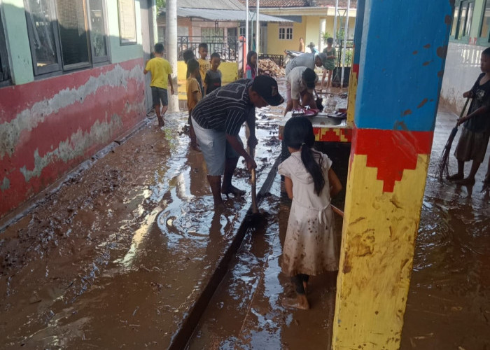 Dampak Banjir, Lantai Dipenuhi Lumpur, Ujian Semester di SDN Betung Ditunda