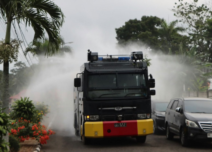 Polres Tanggamus Kerahkan Water Canon Bersihkan Abu Vulkanik di Jalan