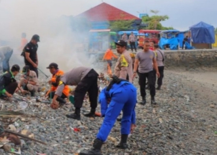 Peduli, Polres Tanggamus Lampung  Gelar Bersih Pantai