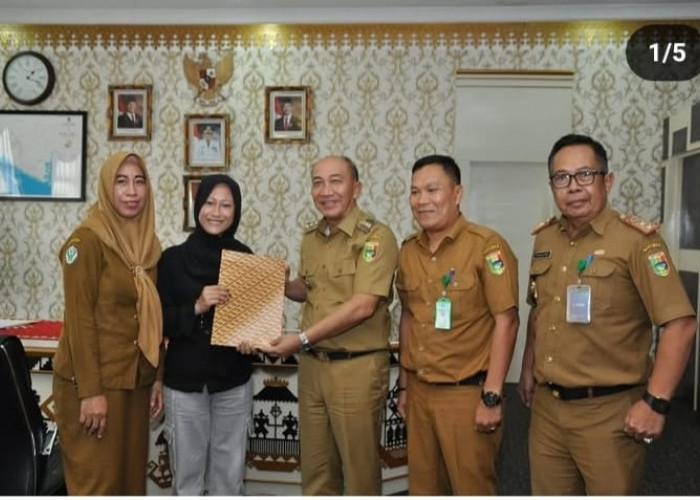 Afina Salsabila Pelajar Asal Tanggamus Peraih Medali Emas Festival Sains Terima Tali Asih dari Pj Bupati 