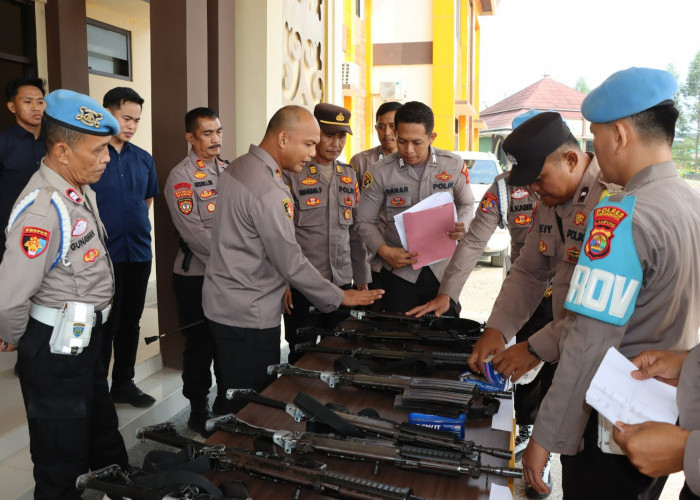Kapolres Pringsewu Cek Senjata Api Dinas, Pastikan Personel Siap Jalankan Tugas
