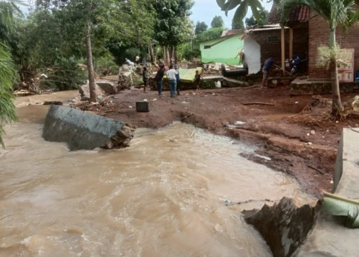 Talud Penahan Banjir di Perumahan Gelora Persada Jebol, Pemukiman Terendam Banjir, Beberapa Rumah Hanyut