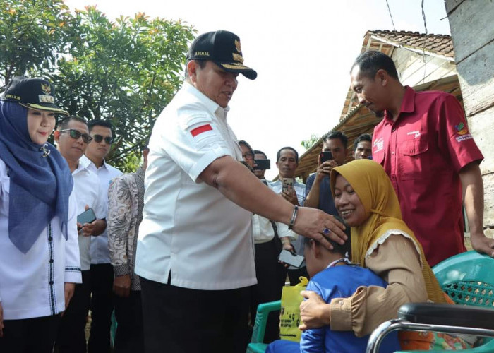 Gubernur Lampung,Arinal Djunaidi Serahkan Bantuan Sembako dan Kursi Roda Bagi Warga Muara Dua, Ulu Belu 