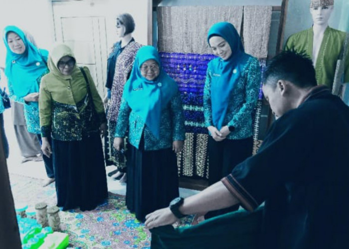 Pengrajin Kain Tapis di Pringsewu  Dikunjungi Ketua Dekranasda Lampung