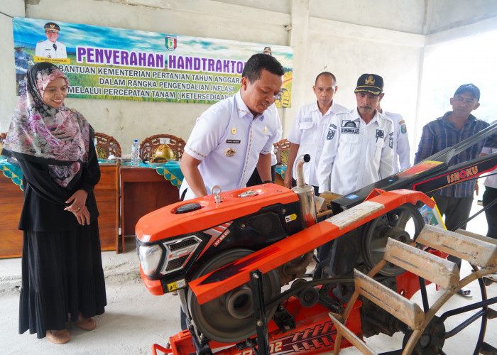Dukung Swasembada Pangan, Bupati Pringsewu Serahkan 20 Traktor untuk Kelompok Tani