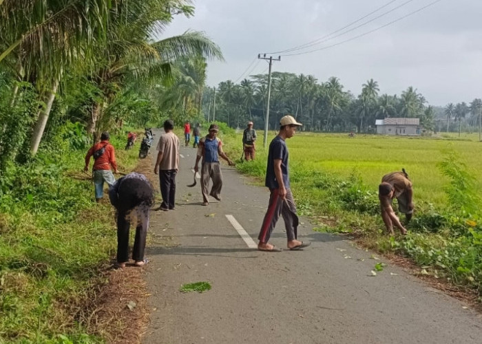 Jumat Bersih, Warga Soponyono Bersihkan Rumput Liar di Bahu Jalan