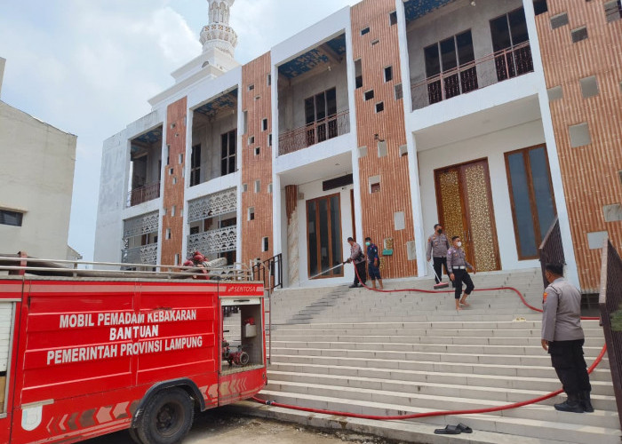 Abu Vulkanik Anak Krakatau Selimuti Fasilitas Publik Pringsewu, Polisi dan Damkar Turun Tangan