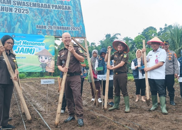 Dukung Swasemda Pangan, Kejari Tanggamus Gulirkan Gerakan Tanam Jagung.