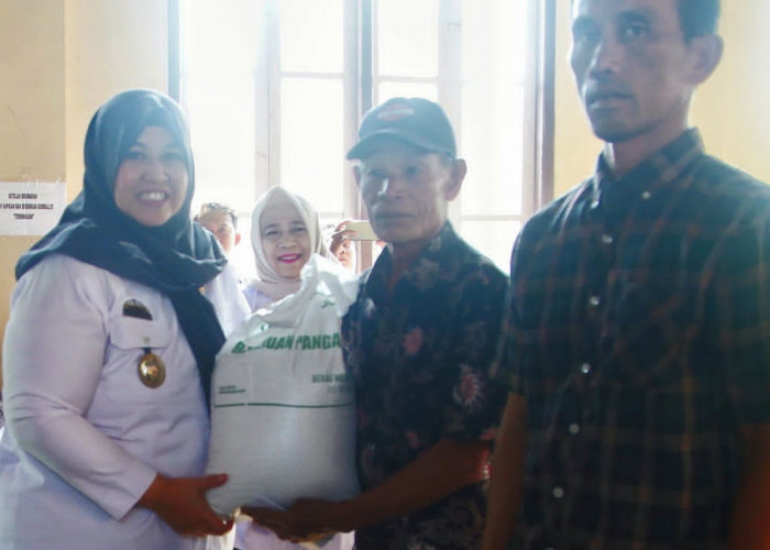 692 Warga Ambarawa Barat Terima Bantuan Pangan