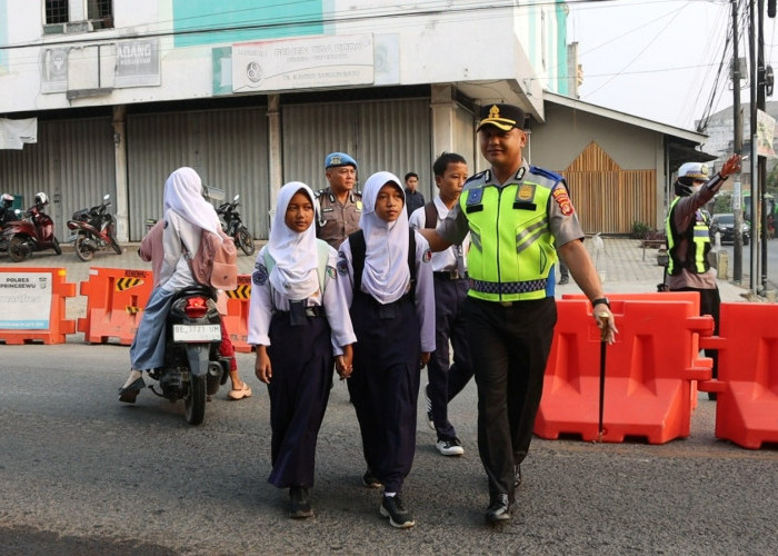 Kapolres Pringsewu Turun ke Simpang Terminal, Bantu Pelajar Menyeberang di Tengah Kepadatan
