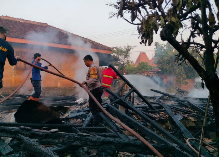 Saat Penghuninya Terlelap Tidur, Satu Rumah di Pekon Tanjung Begelung Terbakar