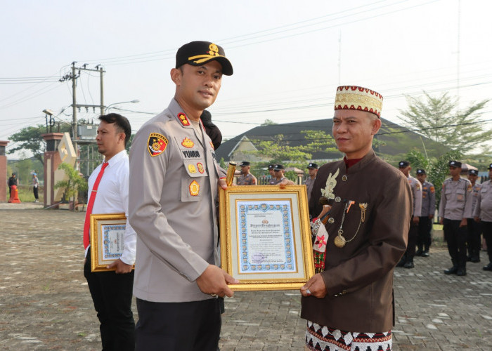 Kapolres Pringsewu Beri Penghargaan kepada Personel Berprestasi dan Masyarakat Pendukung Hari Bhayangkara