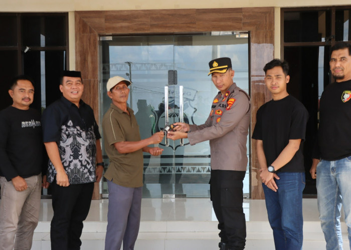 Dua Warga Sukoharjo Serahkan Senpi Rakitan dan Amunisi ke Polres Pringsewu