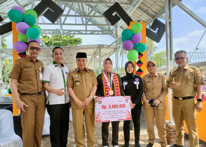 Bupati Tanggamus Serahkan Tali Asih ke Sevi Nurul Aini Peraih Medali Perunggu SEA Games Thailand 