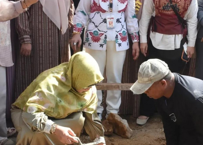 Ketua TP-PKK Tanggamus Letakkan Batu Pertama Kandang Kurban di Islamic Center Kotaagung