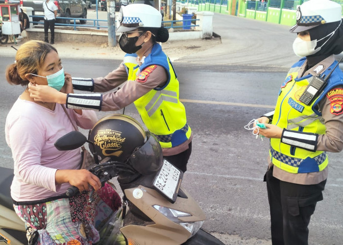 Antisipasi Dampak Abu Vulkanik, Satlantas Pringsewu Bagikan Masker ke Pengguna Jalan