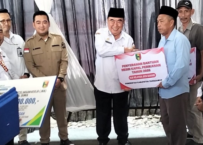 Bupati Tanggamus Dorong Nelayan Manfaatkan KUR dan BPJS, 15 Mesin Kapal Disalurkan