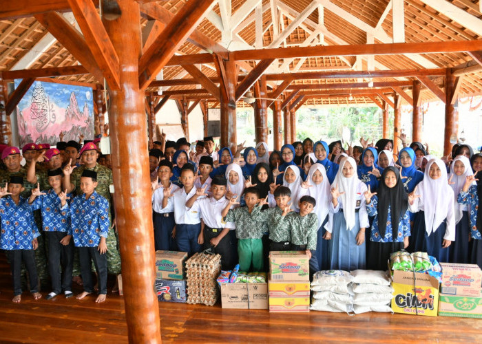 Yonif 7 Marinir Salurkan Bantuan Sosial untuk Anak Yatim di Ponpes Nurul Huda