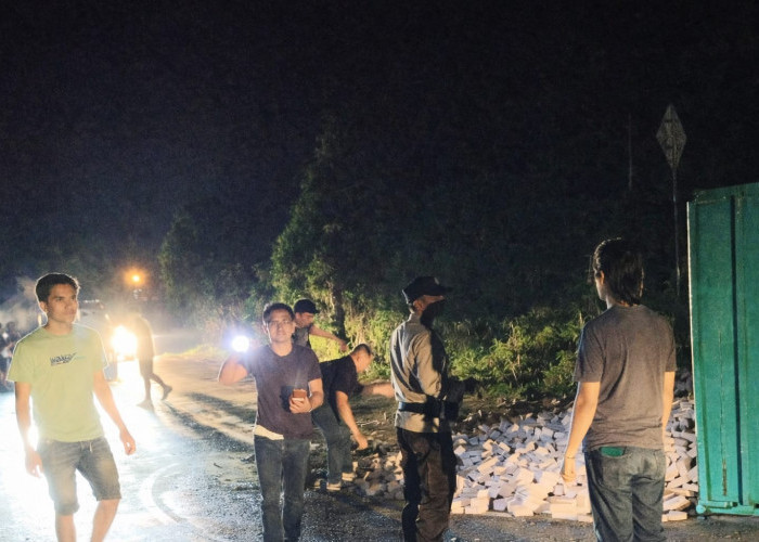 Truk Muatan Batu Bata Terbalik dan Terbakar di Way Gelang