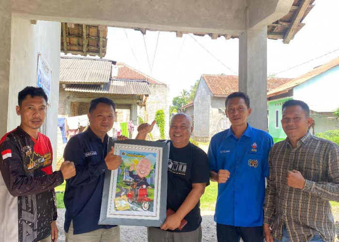 Purna Tugas, Wartawan Senior Radar Lampung Terima Kenang-kenangan dari PWI Tanggamus 