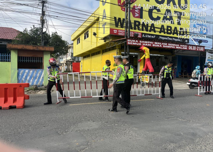Cegah Kemacetan, Satlantas Polres Pringsewu Pasang Barrier di Titik Rawan