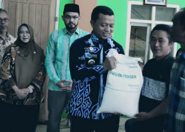 Bupati Pringsewu Salurkan 11,5 Ton Beras, Ratusan Warga Fajarmulia Terima Bantuan Pangan