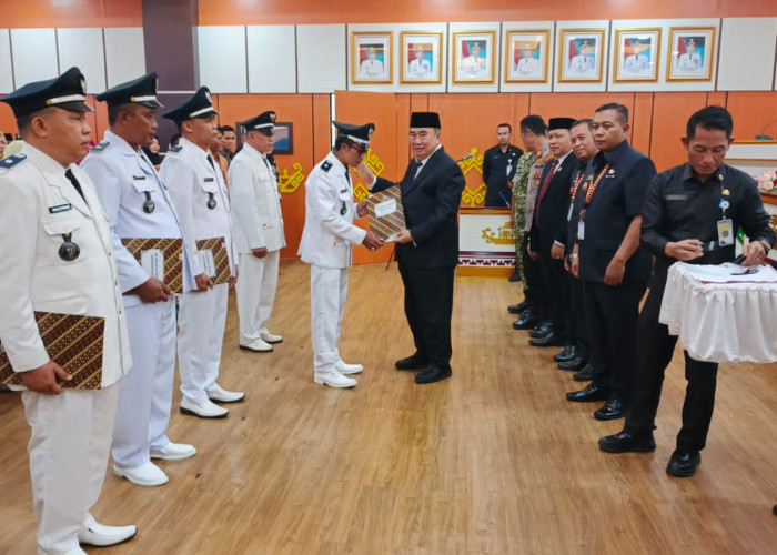 Lantik Kepala Pekon PAW, Bupati Tanggamus  Minta Tidak Ada Lagi Warga Putus Sekolah 