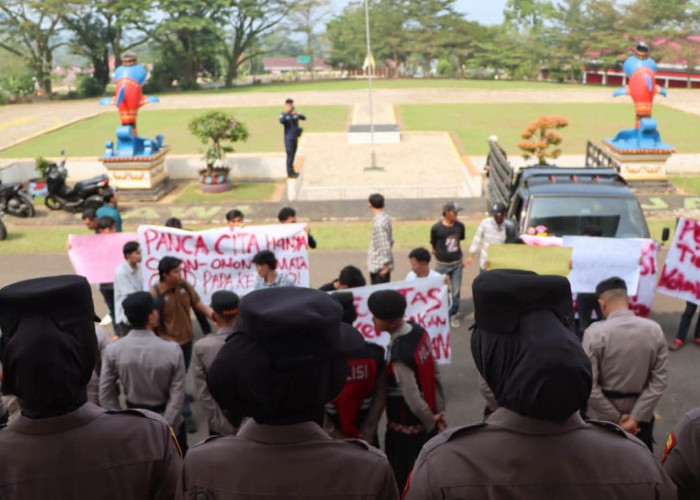 Demo di Kantor Bupati, Massa Desak Audit PT Arkora dan Copot Dirut RSUD Batin Mangunang