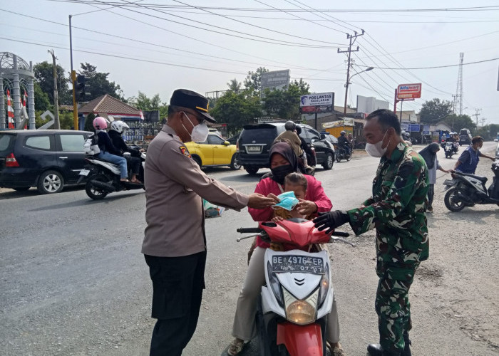 Abu Vulkanik Anak Krakatau Menyebar ke Pringsewu, Polisi Turun Bagikan Masker ke Warga